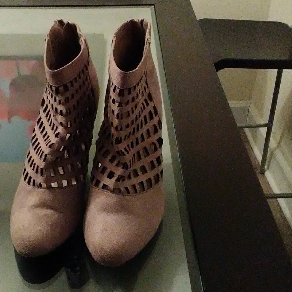 Boot - Picture 2 of 3